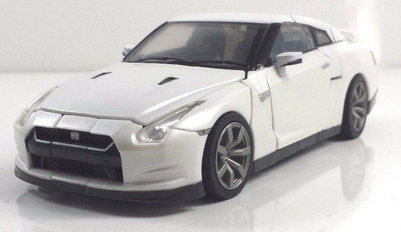 Takaratomy Transformers Alternity A-01U Nissan GT-R Ultra Magnus (Brilliant White Pearl)